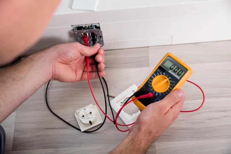 Électricien professionnel au travail — Fournil Dépannage, Nemours (77)