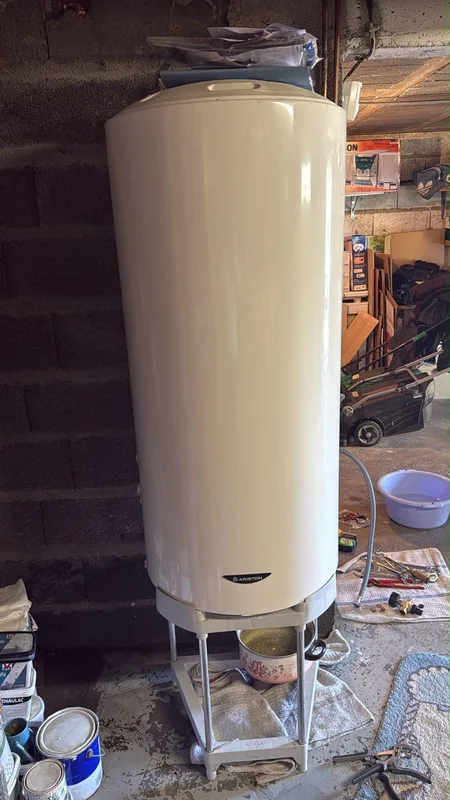 Chauffe-eau électrique Ariston sur trépied dans un garage